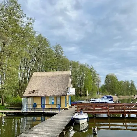 Bateau-hôtel Hideway Im Tiny Hausboot Lutt Hutt Inmitten Der Mecklenburgischen Seen *