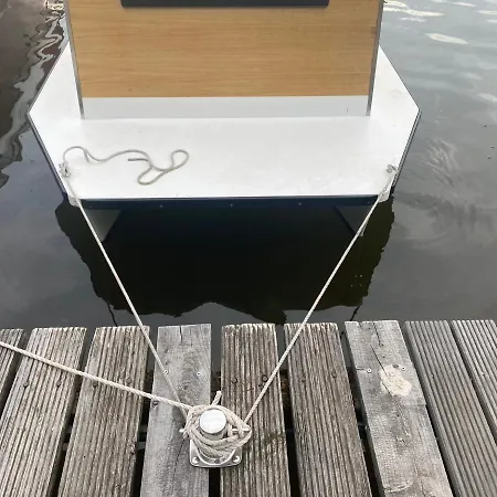 Hideway Im Tiny Hausboot Lutt Hutt Inmitten Der Mecklenburgischen Seen