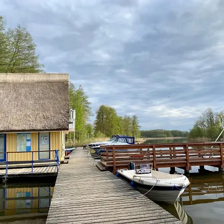 Hideway Im Tiny Hausboot Lutt Hutt Inmitten Der Mecklenburgischen Seen Bateau-hôtel Mirow